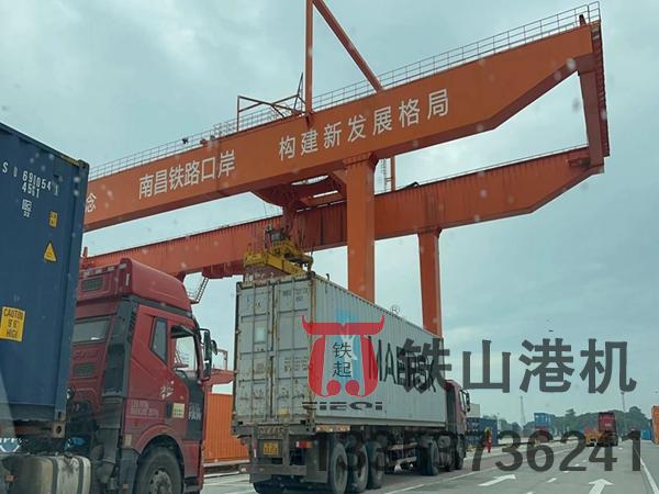 山東營(yíng)口軌道式集裝箱龍門吊廠家軌道式集裝箱門式起重機(jī)結(jié)構(gòu)設(shè)計(jì)堅(jiān)固